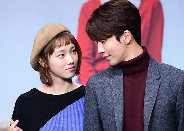 Berada di bawah naungan agensi yang sama, Lee Sung Kyung dan Nam Joo Hyuk terlibat cinta lokasi berkat membintangi drama Weigtlifting Fairy Kim Bok Joo