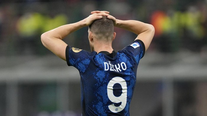 Inter Milans Edin Dzeko reacts after missing a scoring chance during the Serie A soccer match between Inter Milan and Sassuolo at the San Siro Stadium, in Milan, Italy, Sunday, Feb. 20, 2022. (AP Photo/Antonio Calanni)