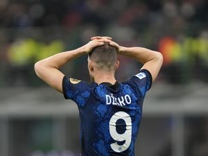 Tak Cuma Lautaro, Dzeko Juga Lagi Mejan