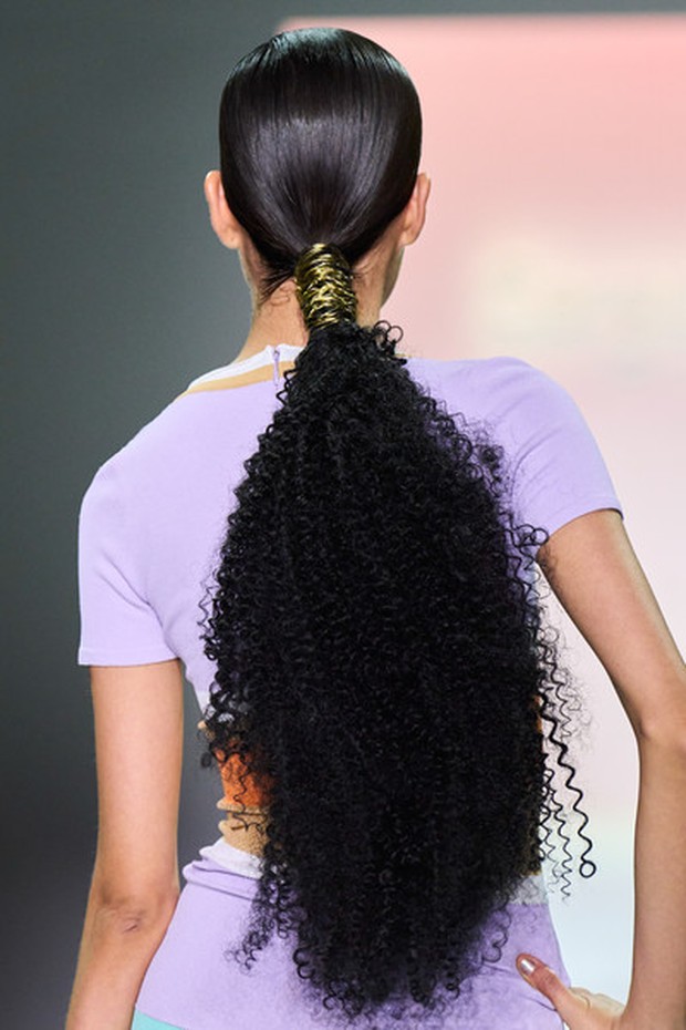 Low ponytail pada Sergio Hudson Fall 2022/