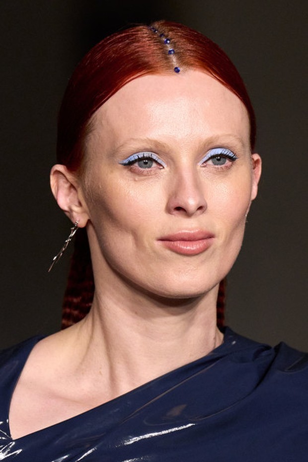 Hair embellishment pada show Christian Siriano/