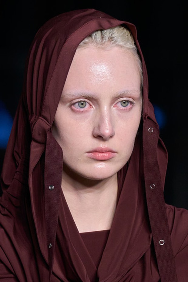 Natural dewy makeup pada show Dion Lee/