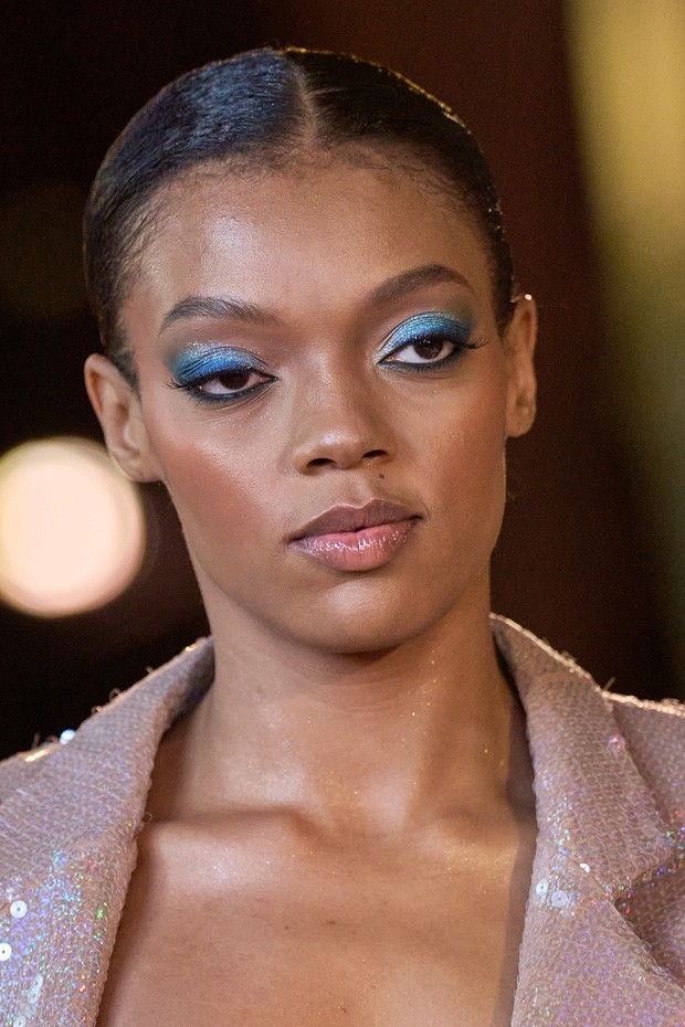 Eyeshadow biru pada show Bronx and Banco Fall 2022/