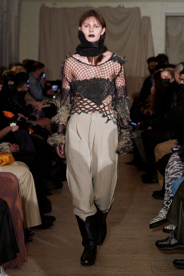 Lipstick gelap pada show Elena Velez Fall 2022/