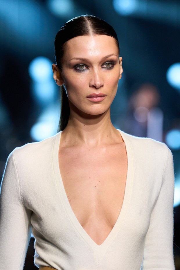 Smokey eyes pada show Michael Kors Fall 2022/