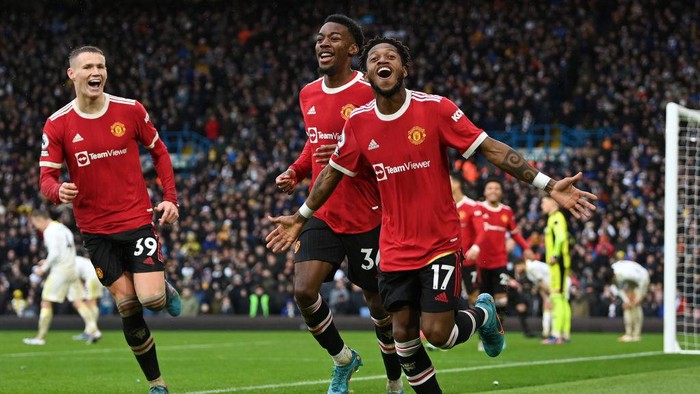 LEEDS, ENGLAND - FEBRUARY 20:  Fred celebrates with Anthony Elanga and Scott McTominay of Manchester United after scoring their teams third goal during the Premier League match between Leeds United and Manchester United at Elland Road on February 20, 2022 in Leeds, England. (Photo by Shaun Botterill/Getty Images)