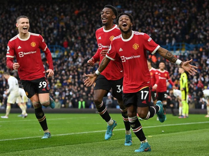 LEEDS, ENGLAND - FEBRUARY 20:  Fred celebrates with Anthony Elanga and Scott McTominay of Manchester United after scoring their teams third goal during the Premier League match between Leeds United and Manchester United at Elland Road on February 20, 2022 in Leeds, England. (Photo by Shaun Botterill/Getty Images)