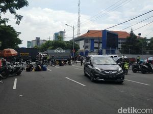 Ratusan Truk Pendemo Tutup Frontage Ahmad Yani Surabaya, Pemotor Bingung