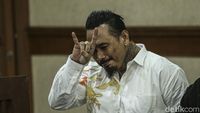 Gaya Nyentrik Jerinx saat Bacakan Pledoi