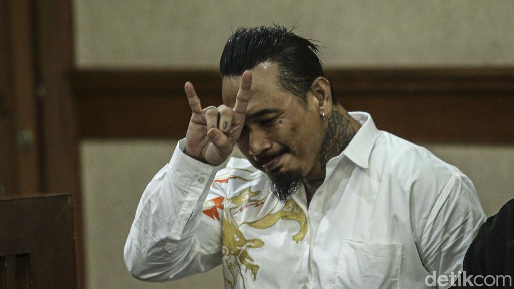 Gaya Nyentrik Jerinx saat Bacakan Pledoi Gaya Nyentrik Jerinx saat Bacakan Pledoi