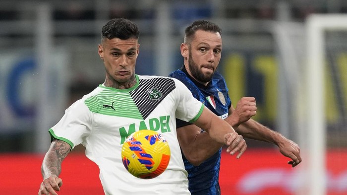 Sassuolos Gianluca Scamacca, left, challenges for the ball with Inter Milans Stefan de Vrij during the Serie A soccer match between Inter Milan and Sassuolo at the San Siro Stadium, in Milan, Italy, Sunday, Feb. 20, 2022. (AP Photo/Antonio Calanni)