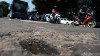 Hati-hati, Banyak Lubang di Jalan Pondok Pinang Jaksel