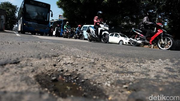 Hati-hati, Banyak Lubang di Jalan Pondok Pinang Jaksel