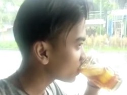 Bikin Geleng-geleng, Warga Surabaya Minum Teh Dicampur Es dari Langit