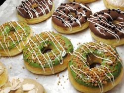 Cicip Manisnya Donat dengan Topping Melimpah, Cocok buat Teman Ngemil