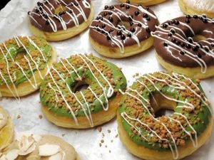 Cicip Manisnya Donat dengan Topping Melimpah, Cocok buat Teman Ngemil