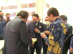 Sambangi Kantor NasDem, Jokowi Dapat Kartu Perpus untuk Cucu