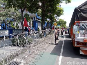 Ratusan Sopir Truk Demo, Kantor Dishub Dipagari Kawat Berduri Ratusan Sopir Truk Demo, Kantor Dishub Dipagari Kawat Berduri