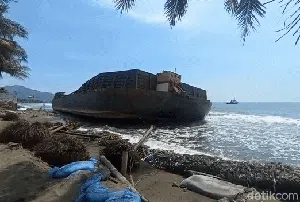 Rumah Warga di Palabuhanratu Terancam Roboh Akibat Tongkang Terdampar