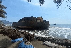 Rumah Warga di Palabuhanratu Terancam Roboh Akibat Tongkang Terdampar