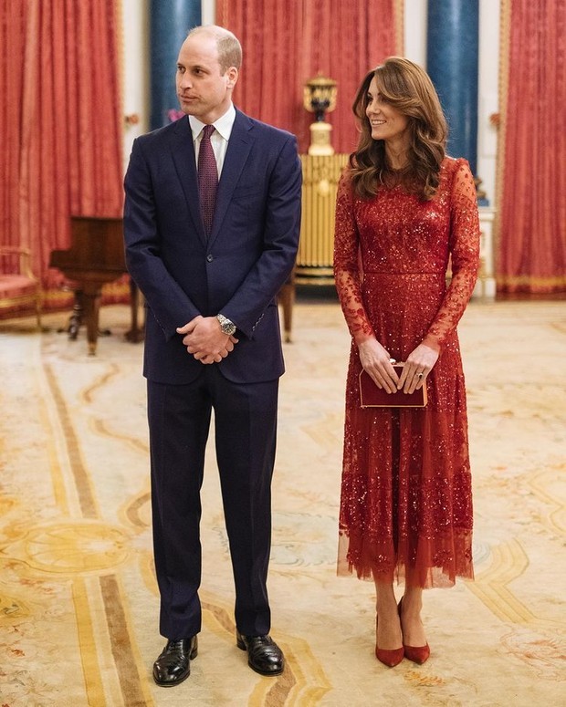 Kate Middleton Membawa Clutch dari Jenny Packham Kate Middleton