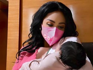 Gaya Krisdayanti Momong Cucu saat Berjemur, Tampil Natural Tanpa Makeup Gaya Krisdayanti Momong Cucu saat Berjemur, Tampil Natural Tanpa Makeup