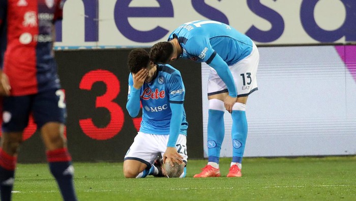 CAGLIARI, ITALY - FEBRUARY 21: Giovanni di Lorenzo of Napoli looks injured during the Serie A match between Cagliari Calcio and SSC Napoli at Sardegna Arena on February 21, 2022 in Cagliari, Italy. (Photo by Enrico Locci/Getty Images)
