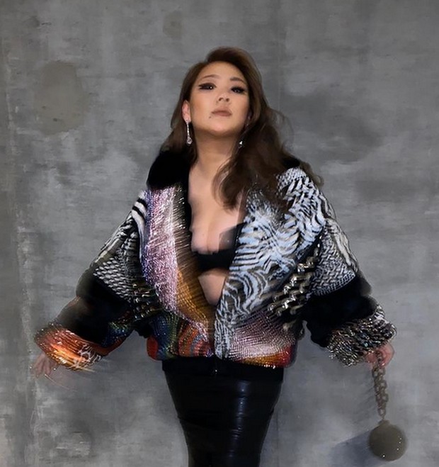 meski sempat memiliki tubuh curvy, CL tetap tampil percaya diri mengenakan bra-top didobel dengan loud print oversized jacket milik Tom Ford