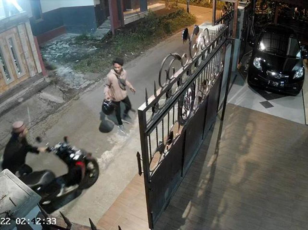 Nekat! Maling Ini Terekam CCTV Gasak Dua Motor Milik Polisi Tuban