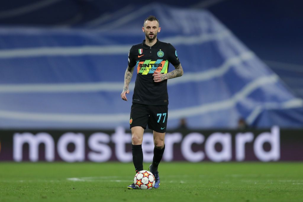 MADRID, SPAIN - DECEMBER 07: Marcelo Brozovic of FC Internazionale Milano controls the ball during the UEFA Champions League group D match between Real Madrid and FC Internazionaleat Estadio Santiago Bernabeu on December 07, 2021 in Madrid, Spain. (Photo by Gonzalo Arroyo Moreno/Getty Images)