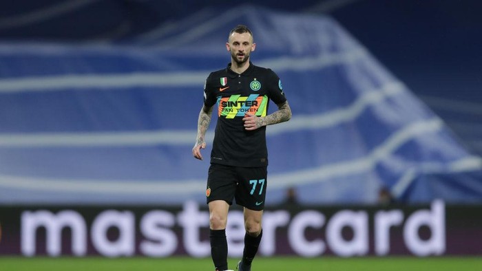 MADRID, SPAIN - DECEMBER 07: Marcelo Brozovic of FC Internazionale Milano controls the ball during the UEFA Champions League group D match between Real Madrid and FC Internazionaleat Estadio Santiago Bernabeu on December 07, 2021 in Madrid, Spain. (Photo by Gonzalo Arroyo Moreno/Getty Images)