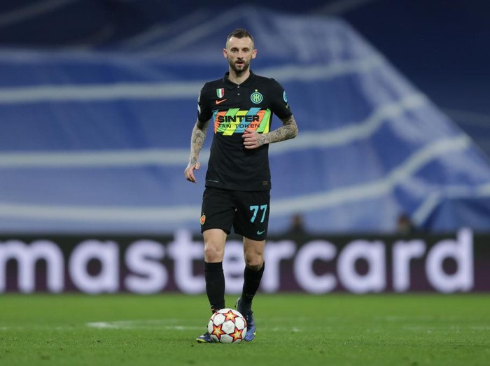 MADRID, SPAIN - DECEMBER 07: Marcelo Brozovic of FC Internazionale Milano controls the ball during the UEFA Champions League group D match between Real Madrid and FC Internazionaleat Estadio Santiago Bernabeu on December 07, 2021 in Madrid, Spain. (Photo by Gonzalo Arroyo Moreno/Getty Images)
