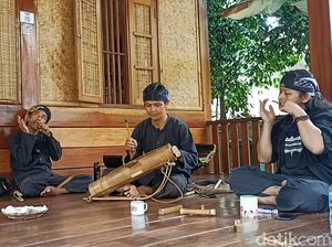 Melawan Lupa Tragedi Leuwigajah, Masyarakat Adat Cirendeu Garap Rancage