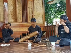 Melawan Lupa Tragedi Leuwigajah, Masyarakat Adat Cirendeu Garap Rancage