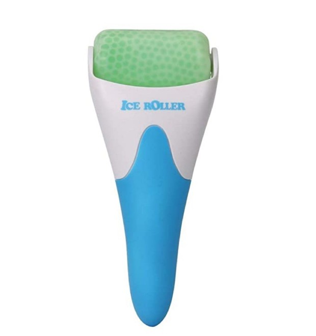 Melakukan perawatan wajah dengan ice roller/Foto: amazon.com