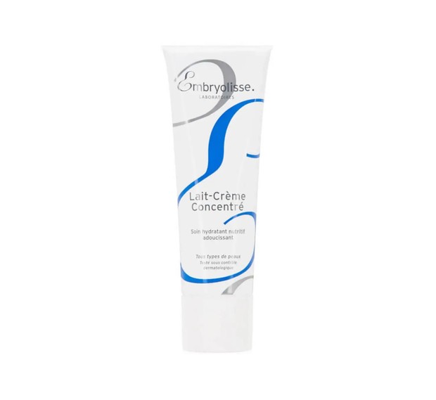 Memakai krim pelembap wajah/Foto: dermstore.com