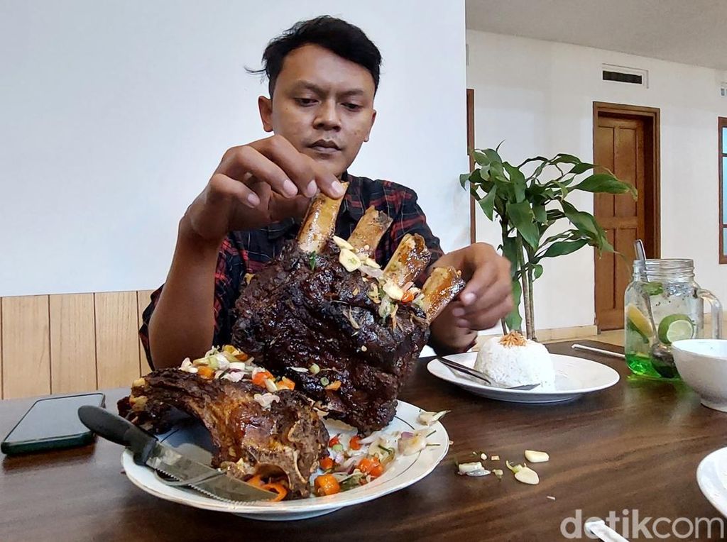 Mencicip Lezatnya Iga Galabag yang Lagi Viral di Bandung