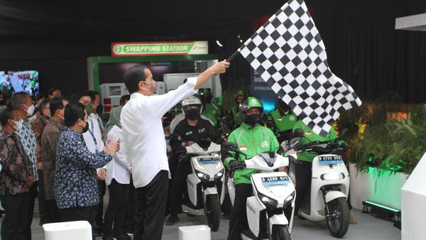 Momen Jokowi Hadiri Peluncuran Kolaborasi Kendaraan Listrik