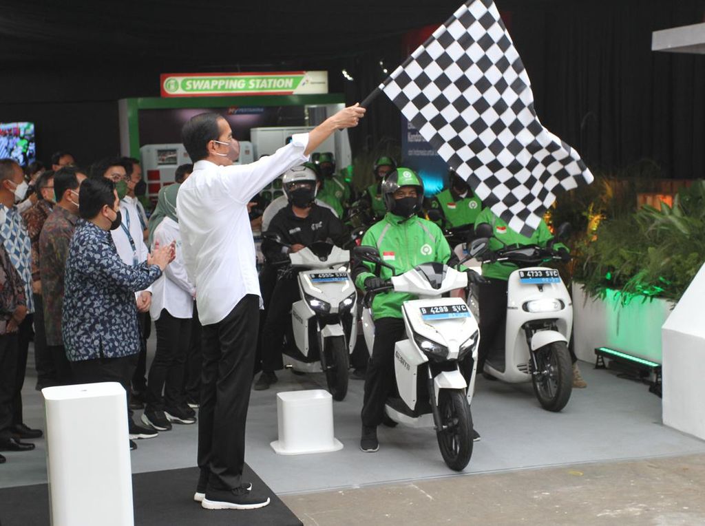 Momen Jokowi Hadiri Peluncuran Kolaborasi Kendaraan Listrik