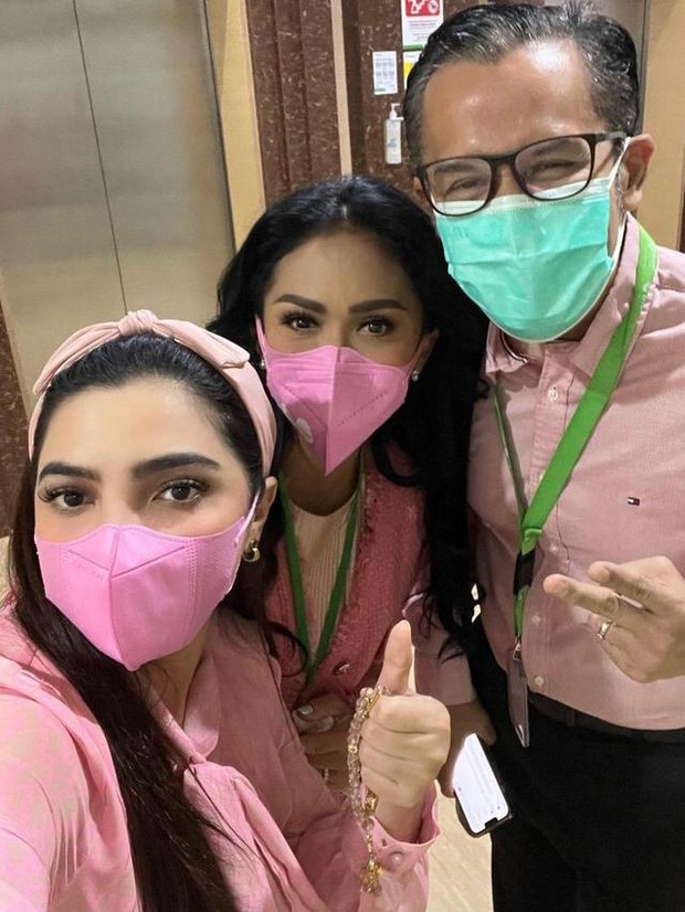 Outfit Ashanty dan Krisdayanti menanti kelahiran cucu/@krisdayantilemos Outfit Ashanty dan Krisdayanti menanti kelahiran cucu/@krisdayantilemos