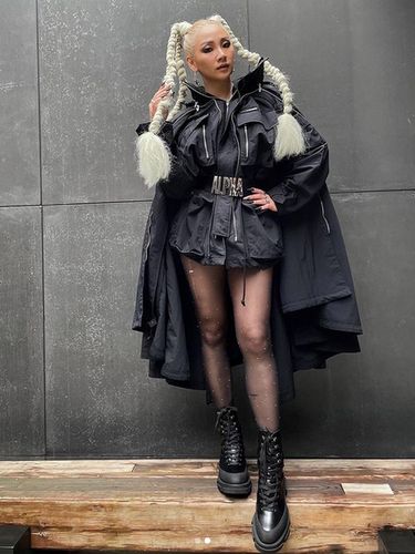 CL tampil live membawakan single terbarunya, Spicy, mengenakan modified parka jacket menjadi mini dress