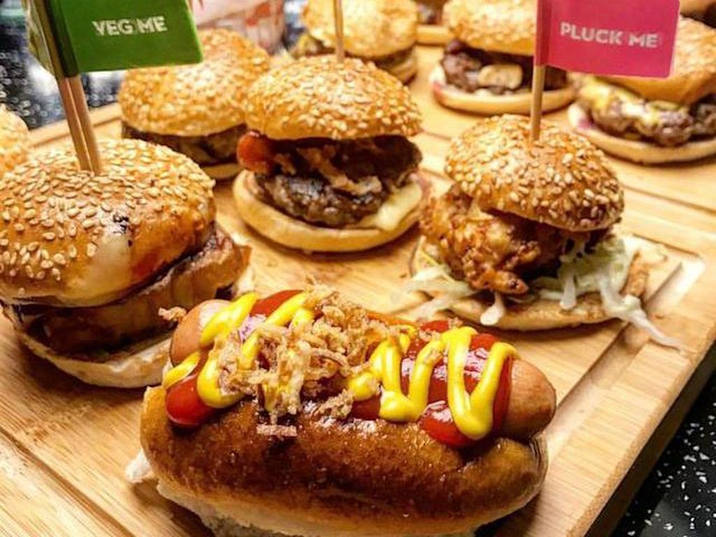 Mengaku Menang Lomba, Pasangan Ini Kabur Setelah Makan 12 Burger Mengaku Menang Lomba, Pasangan Ini Kabur Setelah Makan 12 Burger