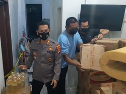 Penampakan 9.600 Liter Minyak Goreng yang Ditimbun Pasutri di Serang