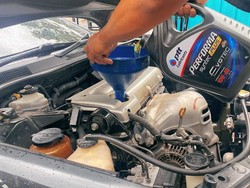 Ini Manfaat Mengganti Oli Mesin Kendaraan Secara Berkala