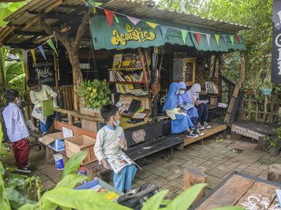 Ada Bale Buku di Sudut Perkampungan Kramat Jati