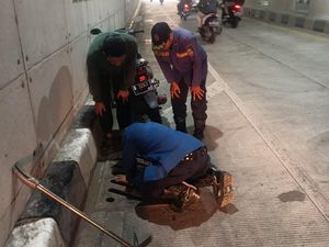 Kunci Motor Warga Jatuh ke Gorong-gorong, Damkar Bekasi Beraksi