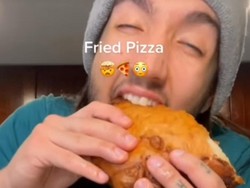 Pria Ini Bikin Pizza Goreng Dibalut Tepung, Netizen Heran