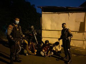 Polisi Sempat Diserang Saat Bubarkan Massa Tawuran di Jembatan Panus Depok Polisi Sempat Diserang Saat Bubarkan Massa Tawuran di Jembatan Panus Depok