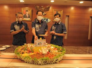 Potong Tumpeng di Perayaan HUT ke-65 BCA