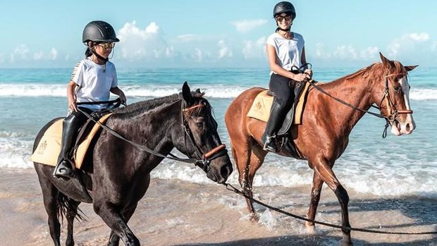 Potret Dian Sastro Berkuda Bareng Anak/ Foto : Instagram @therealdisastr Potret Dian Sastro Berkuda Bareng Anak/